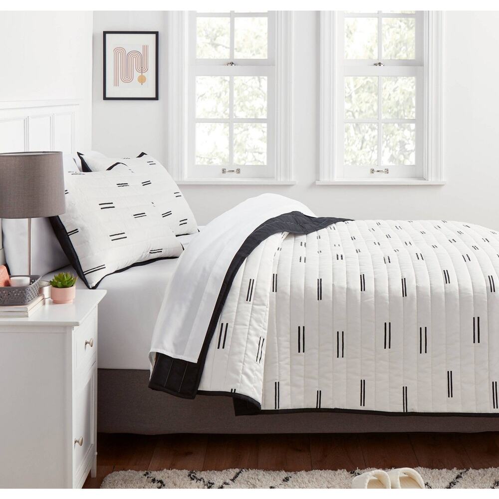 13078 Room Essentials Twin/Twin Extra Long Satin Quilt in white and black Nwt